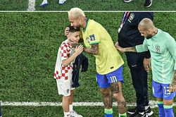 Tan chảy với hình ảnh con trai Perisic 'lau khô nước mắt' Neymar