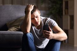 Yêu nhau 8 năm, đến ngày cưới tôi nhận được cuộc điện thoại gây sốc