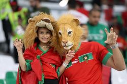 Màn hóa trang tài tình của các 'cầu thủ thứ 12' tại World Cup 2022