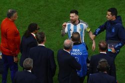 Messi va chạm cực căng với Van Gaal sau trận Argentina vs Hà Lan