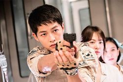 Vẻ điển trai của Song Joong Ki trên màn ảnh: Hậu Duệ Mặt Trời có phải là đỉnh cao?