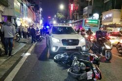 Hà Nội: Ô tô gây tai nạn liên hoàn, càn quét hàng loạt xe máy