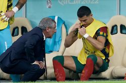 HLV Bồ Đào Nha: Ronaldo không hài lòng, không chấp nhận dự bị