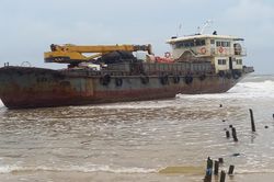 Bên trong tàu có chữ Trung Quốc vừa trôi dạt vào bờ biển Quảng Trị