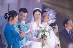 Hoa hậu Ngọc Hân nức nở khi nghe lời dặn dò của mẹ trong đám cưới