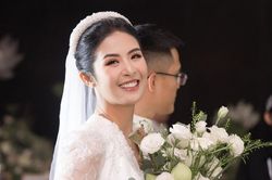 Ngọc Hân mặc áo dài cưới xuyên thấu trong lễ cưới