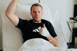 Neuer nghỉ hết mùa vì gãy chân
