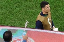 Ronaldo bị CĐV tạt nước vào người trước khi Bồ Đào Nha bị loại khỏi World Cup 2022