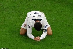 Cristiano Ronaldo bật khóc trong ngày chia tay World Cup 2022