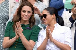 Meghan Markle ấm ức vì không được mặc màu áo giống các thành viên hoàng gia