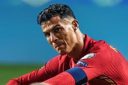 Ronaldo - Kẻ cuồng bản thân 'thổi bay' Bồ Đào Nha khỏi World Cup 2022