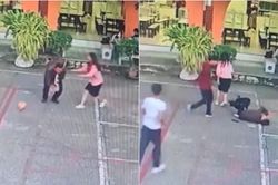 Đang ung dung trong trường, thầy giáo vô tình nhận liên tiếp 'họa tam tai' từ học sinh đang chơi thể thao