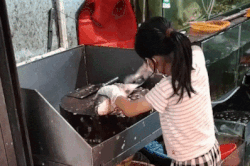 Kỹ năng dùng dao điêu luyện của bé gái 9 tuổi