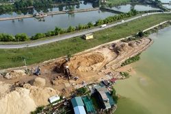 Hà Nội: Bãi tập kết vật liệu xây dựng khủng 'bức tử' môi trường?