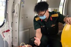 Trực thăng vượt biển cứu quân nhân bị xuất huyết