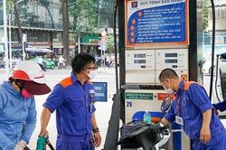 Giá xăng dầu giảm mạnh, thấp nhất trong 2 năm