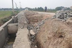 Ẩn họa trên con đường liên xã thi công ì ạch, ngổn ngang