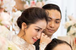 Khánh Thi bật khóc trong đám cưới với Phan Hiển sau 13 năm bên nhau