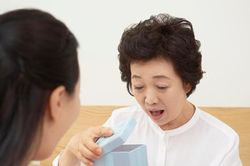 Lúc bệnh nặng, mẹ đưa ra chiếc hộp nhỏ làm 3 chị em tôi bật khóc