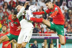 Một vòng tứ kết đi lộn đầu xuống đất