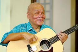 Tiếng đàn từ bóng tối lay động lòng người của nghệ sỹ Thanh Điền