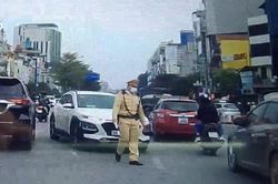 Người phụ nữ lái ô tô ngang nhiên đi ngược chiều trên đường Trường Chinh