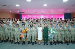 Thí sinh 'Hoa hậu Việt Nam 2022' nghe những trải lòng của chiến sĩ mũ nồi xanh