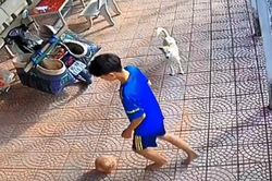 Pha xoay bóng 'compa' điệu nghệ của cậu bé gây 'bão' mạng