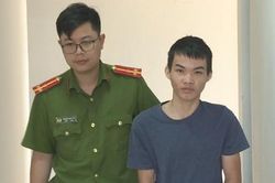 Bị dọa chém, con trai đâm cha ruột trọng thương
