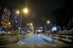 Bi hài cảnh nam thanh niên trượt ván sau khi ngã từ xe máy đang phóng nhanh