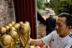 Bất ngờ với 'cúp vàng' World Cup 2022 'made in Vietnam' giống y như thật