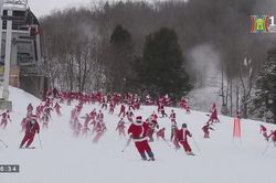 Hàng trăm ông già Noel trượt tuyết gây quỹ từ thiện