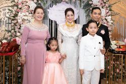 Con Khánh Thi - Phan Hiển: Bé trai tài năng, bé gái chững chạc hơn tuổi