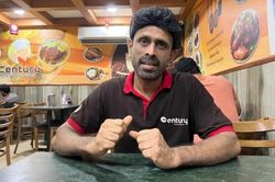 Người bồi bàn ở Qatar được gọi là 'từ điển' World Cup