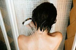 2 kiểu tắm gội trong mùa nóng dễ gây đột quỵ, chuyên gia nói: Người Việt đang phạm phải quá nhiều
