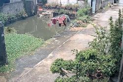 Tình làng nghĩa xóm suýt rạn nứt vì 'thế lực bí ẩn' làm cây phơi đồ rơi xuống ao, may có camera làm chứng