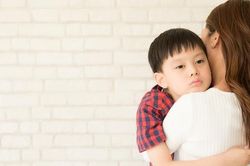 Nhìn con ăn bát mì tôm nở bung bét, nước mắt tôi rơi lã chã