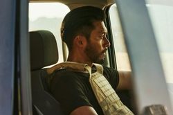Vẻ ngoài khác lạ của Hyun Bin