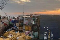 Bình Thuận: Tàu vận tải lật nghiêng, 70 tấn hàng có nguy cơ trôi ra biển