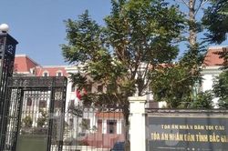 Công an điều tra vụ người đàn ông mang xăng đốt ở Tòa án tỉnh Bắc Giang