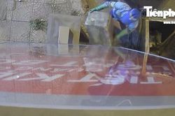 Hành động kỳ quặc của nhân viên vệ sinh môi trường ở Hà Nội