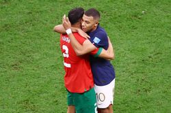 Mbappe gây sốt với hành động an ủi bạn thân Hakimi