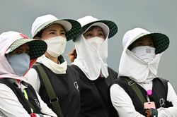 Hành động của golfer trên sân khiến nữ caddie hốt hoảng