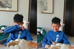 Cậu bé khóc nức nở khi bị mẹ cho ăn trứng 4 ngày liên tiếp