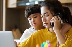 Dọn bàn học giúp con, tôi giật mình khi đọc những lời nhận xét của cô giáo