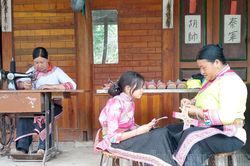 Mai một nghề thêu giày dân tộc Xạ Phang