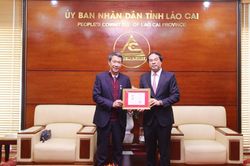 Trao Huy hiệu 'Vì sự nghiệp xây dựng và phát triển tỉnh Lào Cai' cho Tổng Lãnh sự Việt Nam tại Côn Minh - Trung Quốc