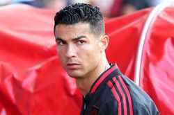 Tin nóng bóng đá tối 16/12: Ronaldo giảm lương để về Real