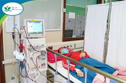 Trẻ suy thận nặng cho gia đình tự ý dùng thuốc nam chữa bệnh