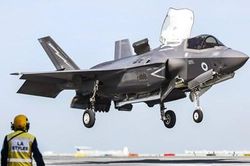 Khoảnh khắc tiêm kích F-35B tối tân của Mỹ cắm đầu xuống đất khi hạ cánh thẳng đứng